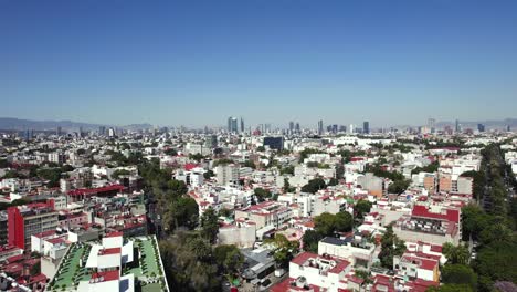 Vista-Aérea-De-La-Ciudad-De-México,-Se-Ve-La-Sombra-De-Un-Avión-Pasando-Por-Los-Edificios