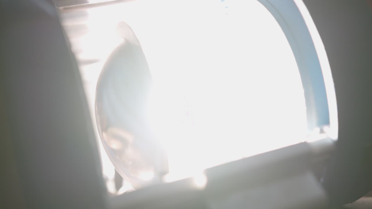 프레스넬 렌즈를 가진 스포트라이트가 서서히 켜지고 꺼집니다. 검은 바탕 앞에서