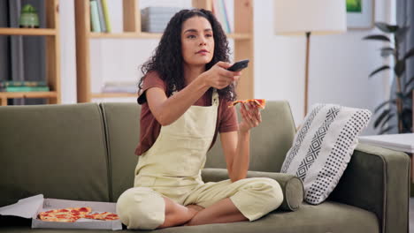 mujer comiendo pizza y viendo la televisión