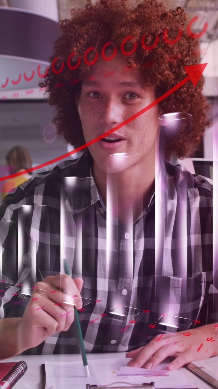 Video verticale: Uomo che prende appunti a matita in un caffè, mentre una sovrapposizione rossa appare sulla carta mostrando la crescita del marketing.