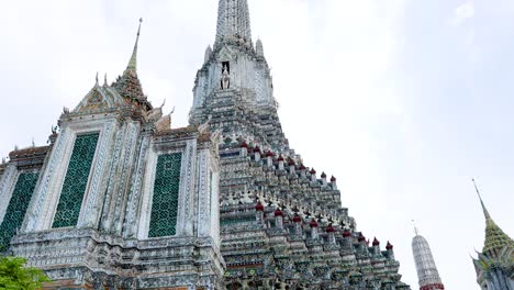 vista majestuosa de la arquitectura del templo de wat arun en bangkok, tailandia