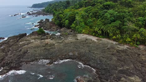 vista aérea de drones de la costa rocosa tropical en la costa de la selva sudamericana