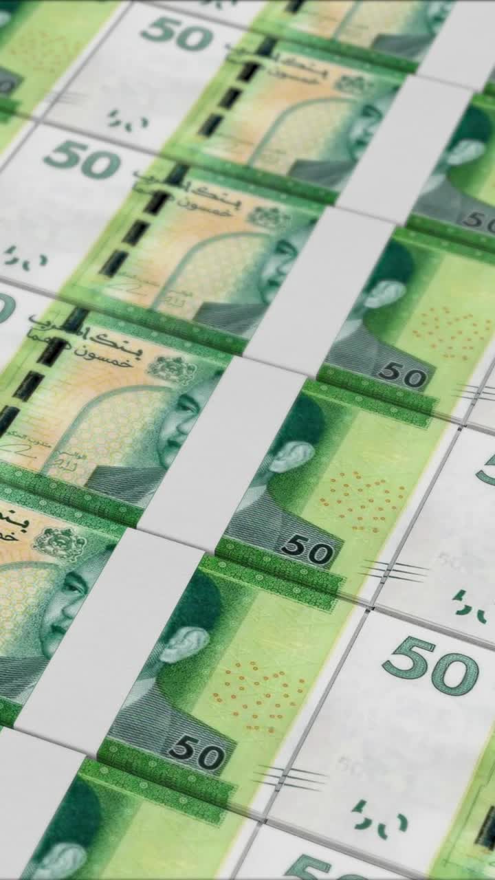 Vertikal video av 50 marokkanske dirham-sedler trykt av en pengemaskin