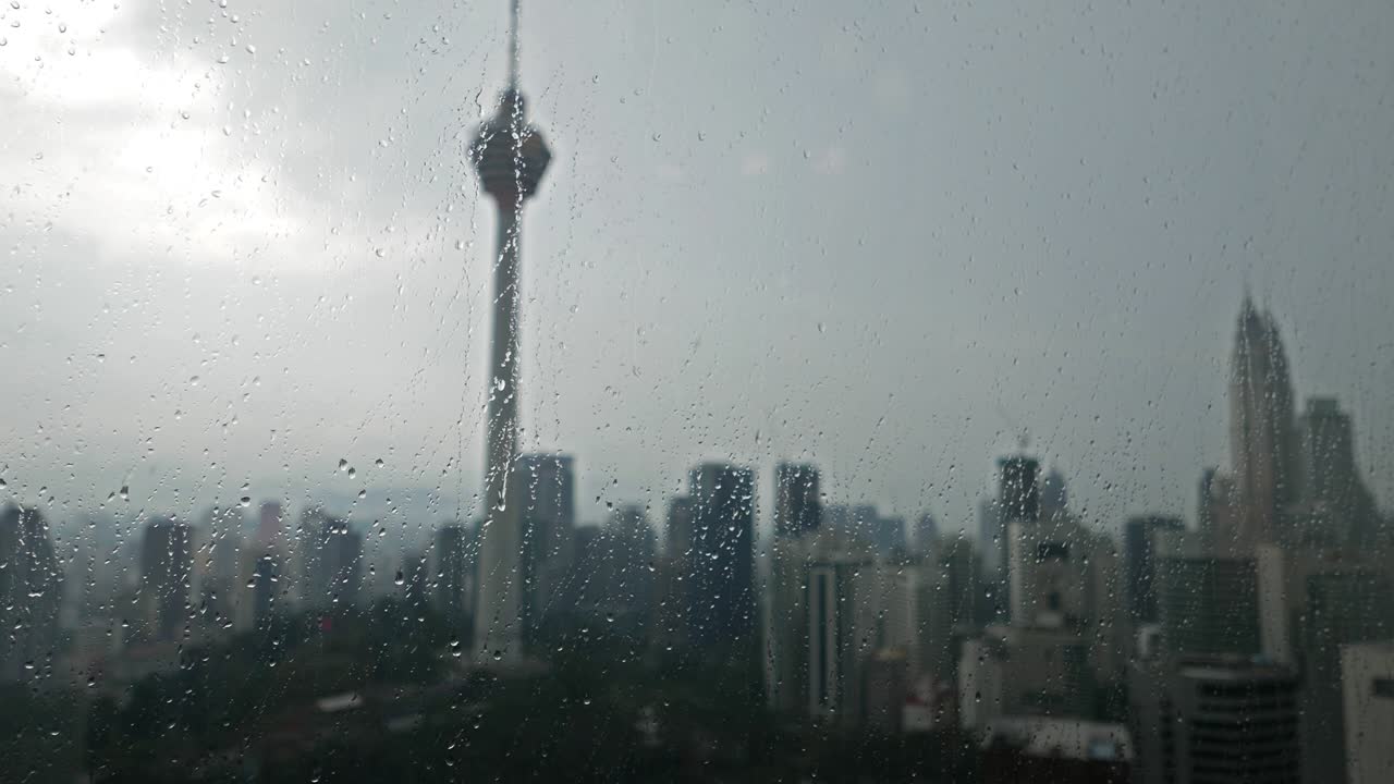 gotas de lluvia en la ventana en el rascacielos