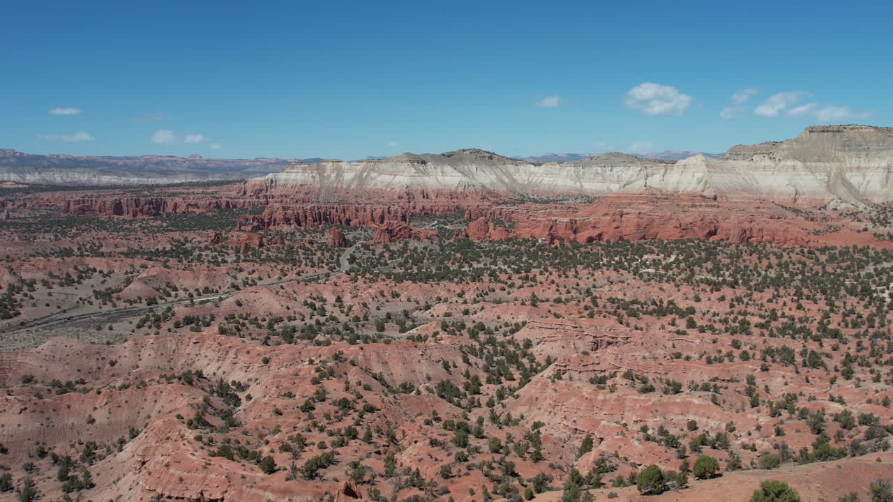 Veduta aerea di un deserto selvaggio, colline di arenaria, scogliere e valle in una giornata calda