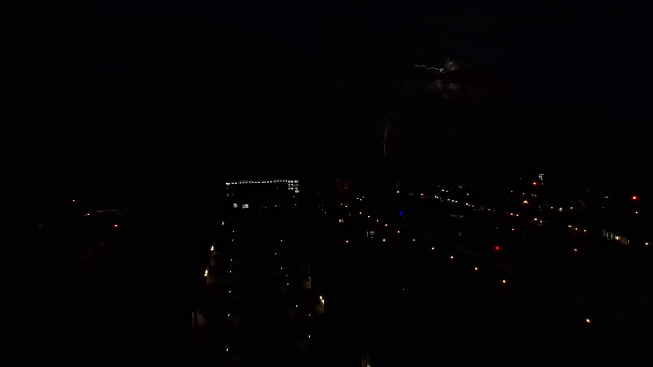 근처에서 일어나는 열대 번개 폭풍의 여전히 드론  ⁇