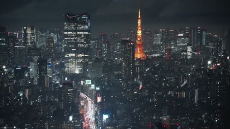 Tokyo-Tower-Und-Stadtbild-Während-Der-Nachtzeit-In-Japan---Echtzeit,-Breite-Aufnahme