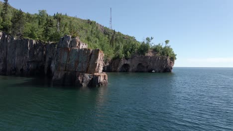 Luftaufnahme-Des-Palisadenkopfes-In-Der-Ferne-An-Einem-Sonnigen-Sommernachmittag