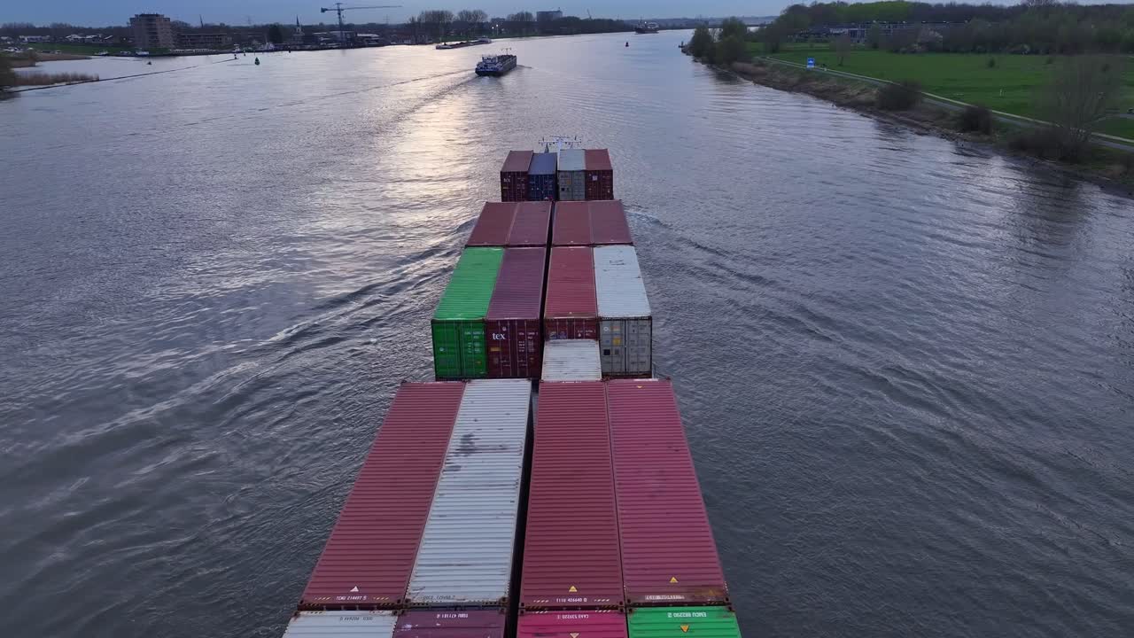 el buque de carga virage navegando a lo largo del río en zwijndrecht, países bajos - fotografía aérea de un dron