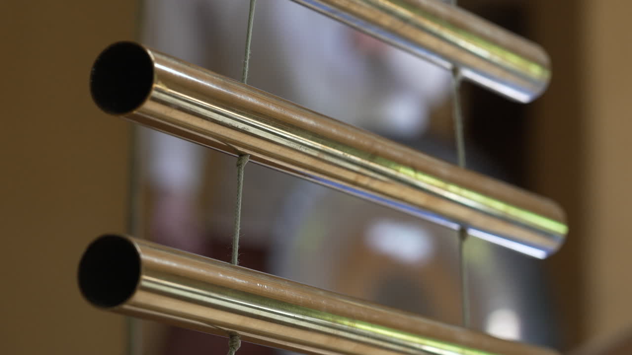 페루 의 쿠즈코 지역 의 성스러운 계곡 에서 음성 목욕 을 하는 동안, 콩 이 배경 으로 울리는 동안 흔들리는  이 울린다 - 근접