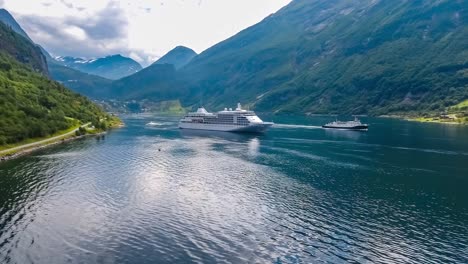 buques de crucero en el fiordo de geiranger, noruega