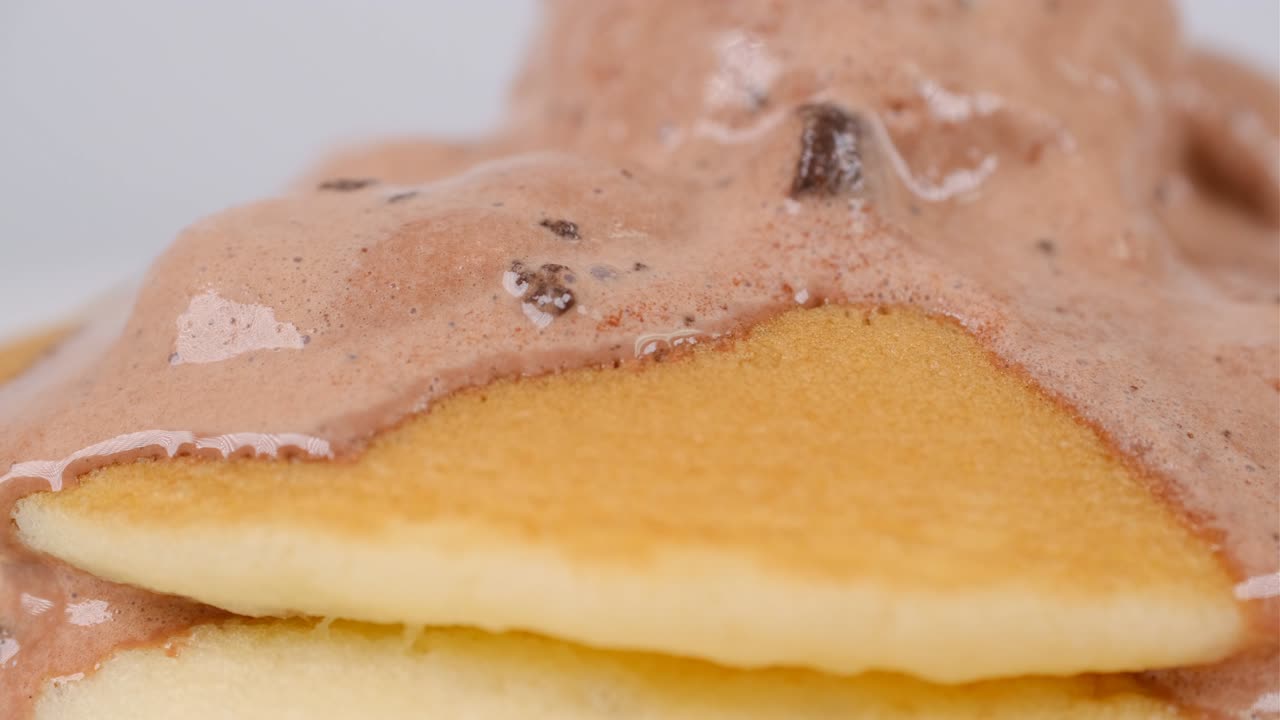 초콜릿 쿠키 아이스크림과 함께 팬케이크