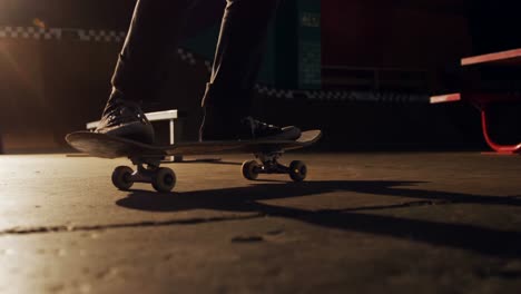 Mann-übt-Skateboarden-In-Der-Skateboard-Arena-4k