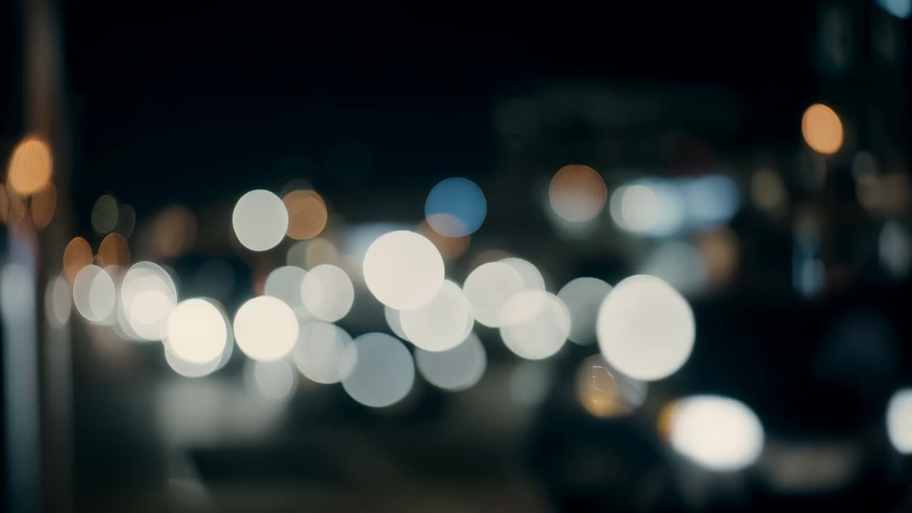 Fari sfocati in avvicinamento che diventano più luminosi e superano la camera di notte, autobus in movimento per sorpassare