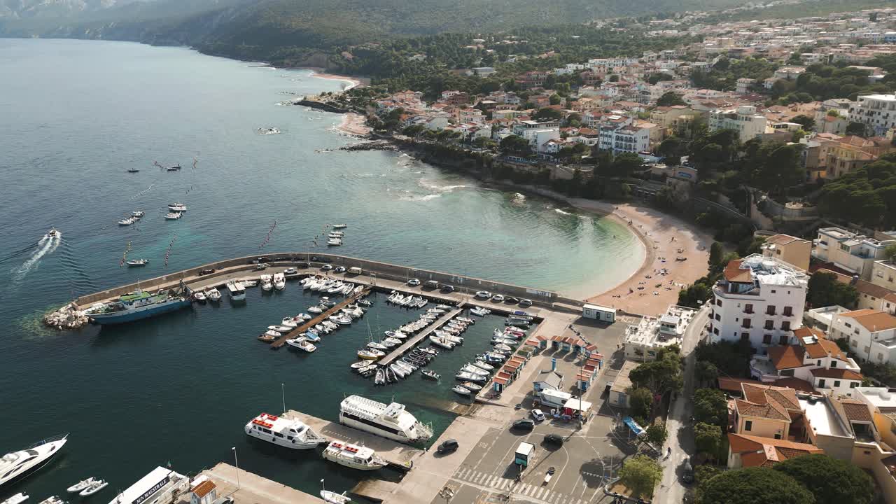 Vista Aerea di una Città Costiera con un Porto Turistico e una Spiaggia