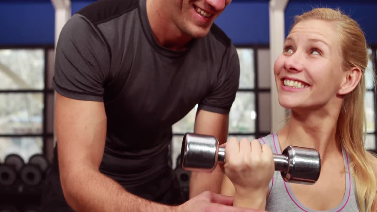 트레이너 가 클라이언트 가 무게 를 들어 올릴 수 있도록 도와 주는 것