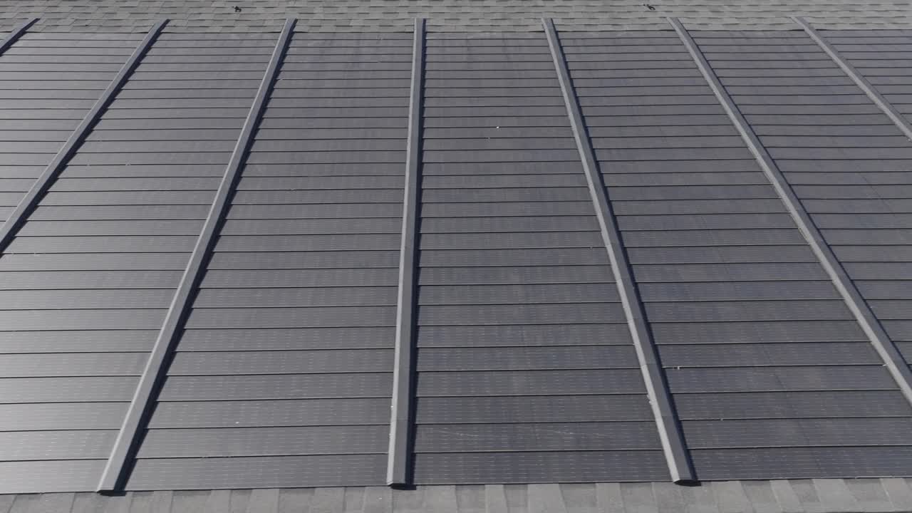 vista aérea de tejas solares instaladas en el techo de un edificio comercial.