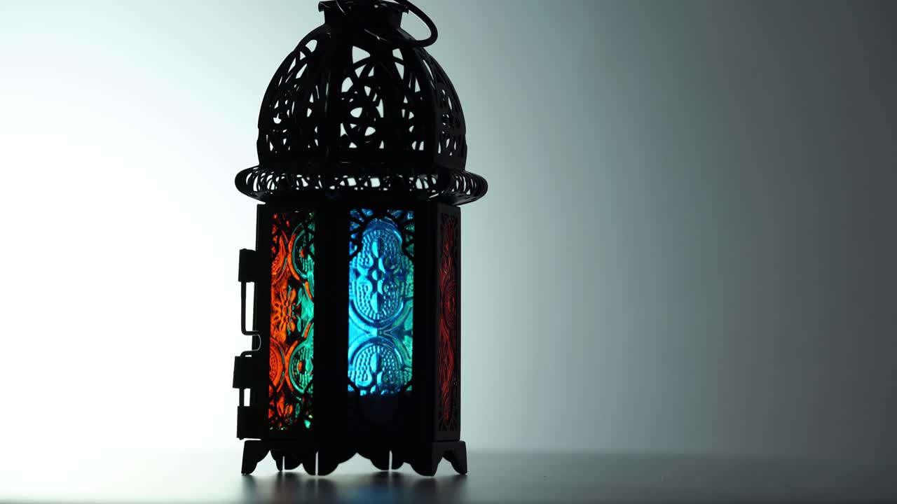 턴테이블에 있는 아라비아 랜턴 360도 회전