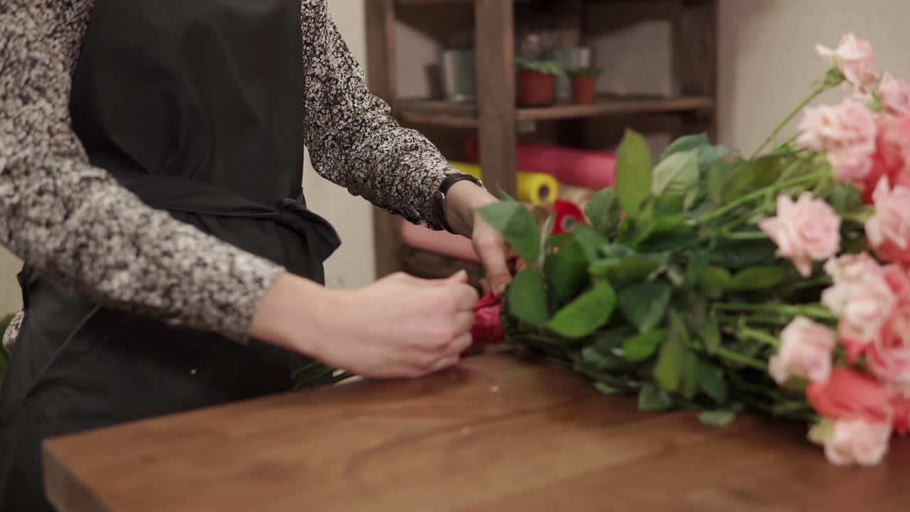 florista arreglando un ramo de rosas