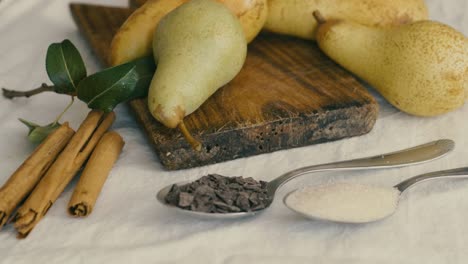 bodegón: cocinando un pastel de pera y chocolate