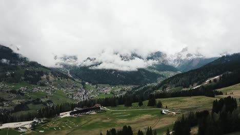 Vista-Aérea-Sobre-El-Extenso-Valle-De-Las-Montañas-Dolomitas-En-Italia