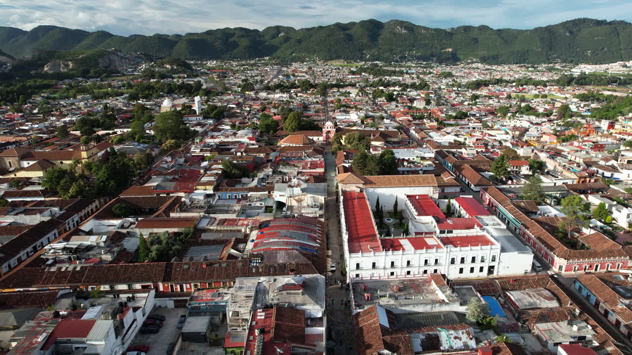 toma de drones que muestra la pasarela turística al lado de la iglesia en san cristobal de las casa, chiapas, méxico