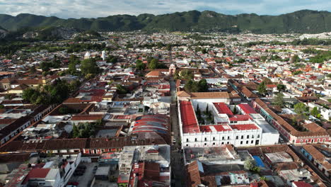 drone-shot-showing-the-tourist-walkway-next-to-the-church-in-san-cristobal-de-las-casa,-chiapas,-mexico