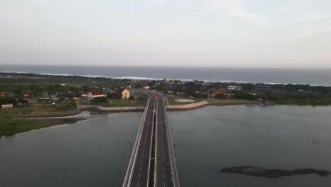 Vista-Aérea,-Puente-Largo-Con-Autopista