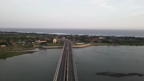 vista aérea, largo puente con autopista