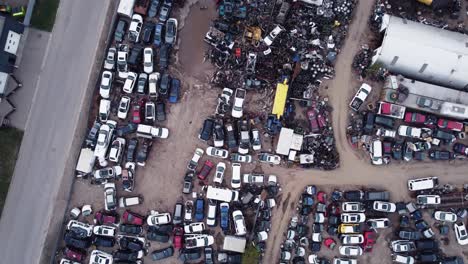 vista aérea de arriba hacia abajo del depósito de automóviles destrozado en la zona industrial de calgary