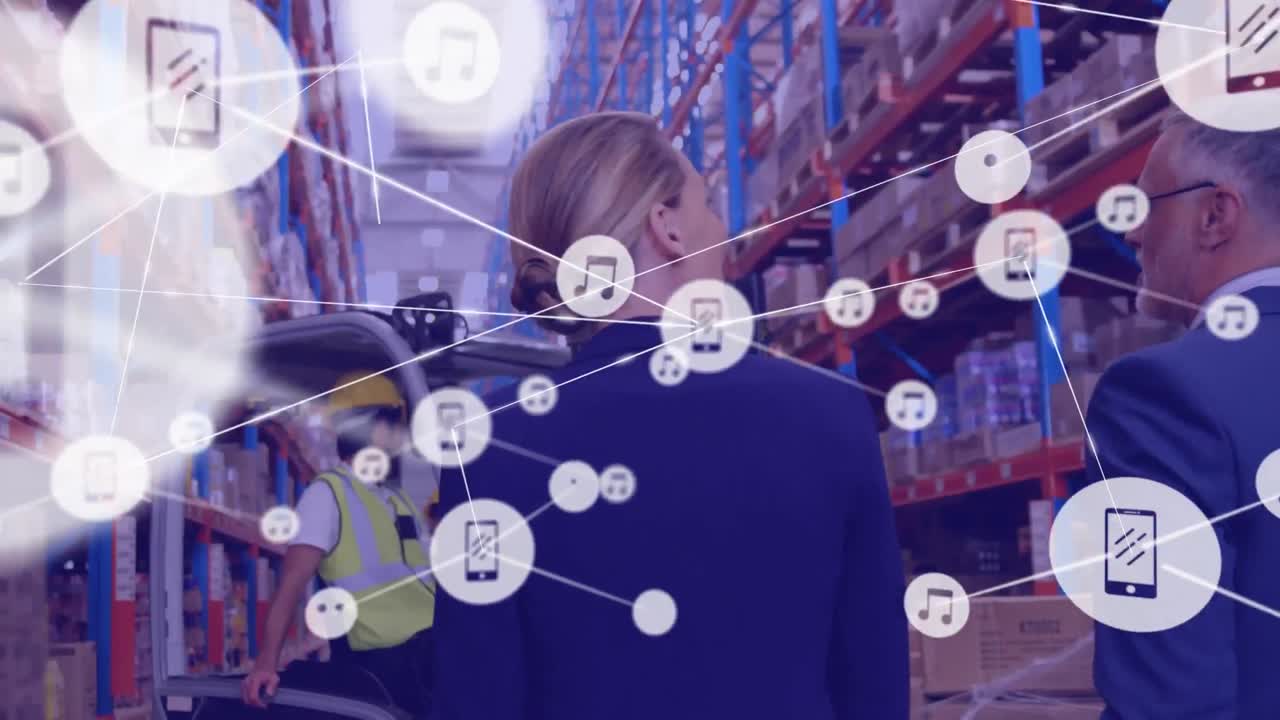 디지털 아이콘의 네트워크 백인 남성과 여성 감독자가 창고에서 논의하는 것을 반대합니다.