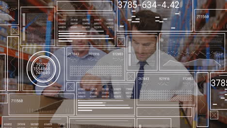 animación del procesamiento de datos sobre dos supervisores caucásicos masculinos abriendo una caja en el almacén.