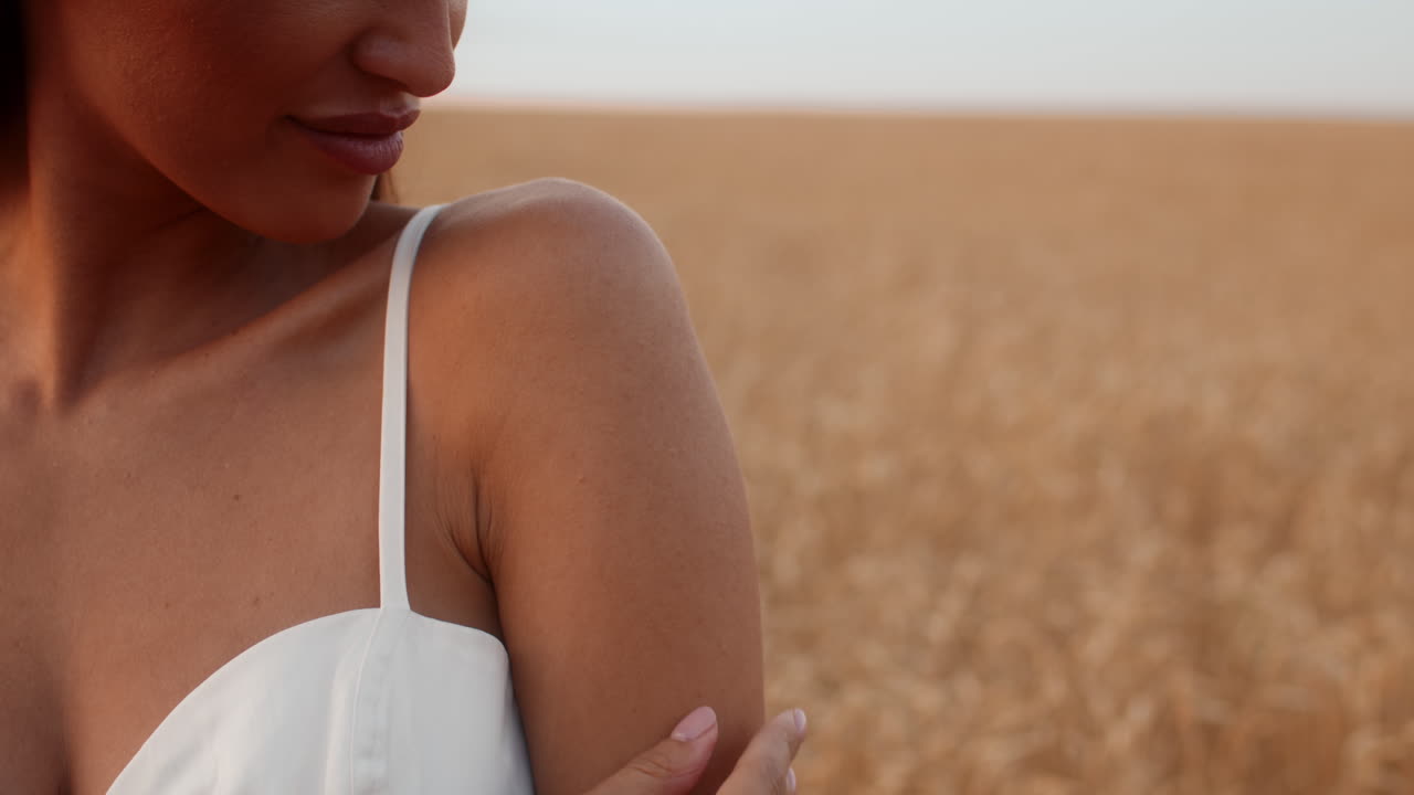 mujer con un vestido blanco en un campo de trigo