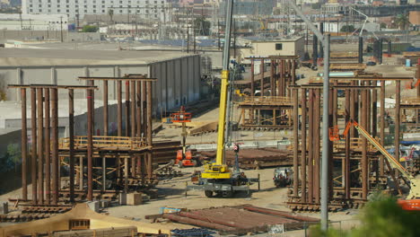 Sitio-De-Construcción-En-Los-ángeles-Con-Grúa-Torre-En-Funcionamiento