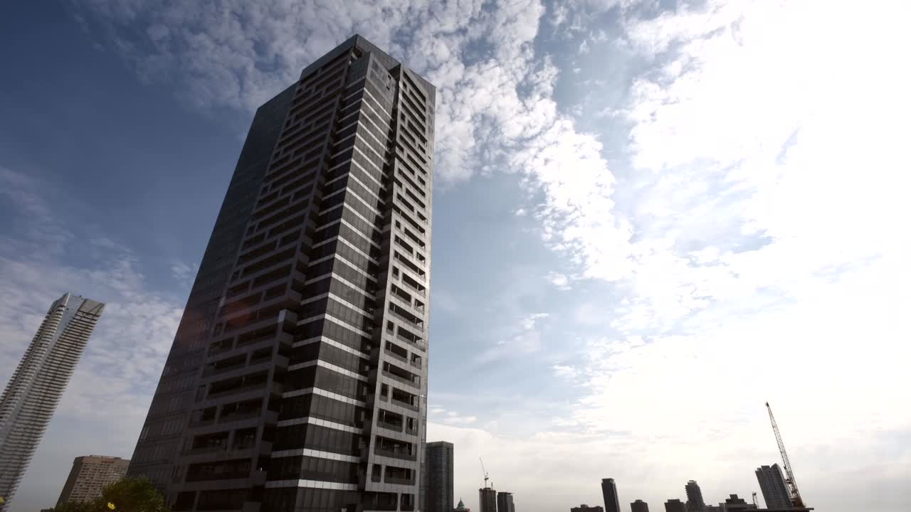 rascacielos moderno en la ciudad