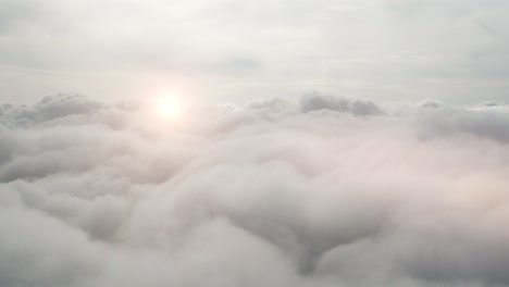 cámara lenta del sol sobre la superficie de una espesa nube blanca en el cielo azul