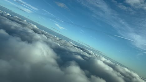 POV-45-Grad-Nach-Links-über-Den-Wolken-Drehen-Aufnahme-Aus-Einem-Jet-Cockpit