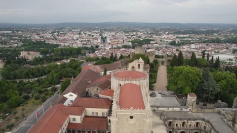 Kloster-Christi-In-Tomar,-Portugal,-Mit-Der-Stadtansicht-Im-Hintergrund,-Luftaufnahme