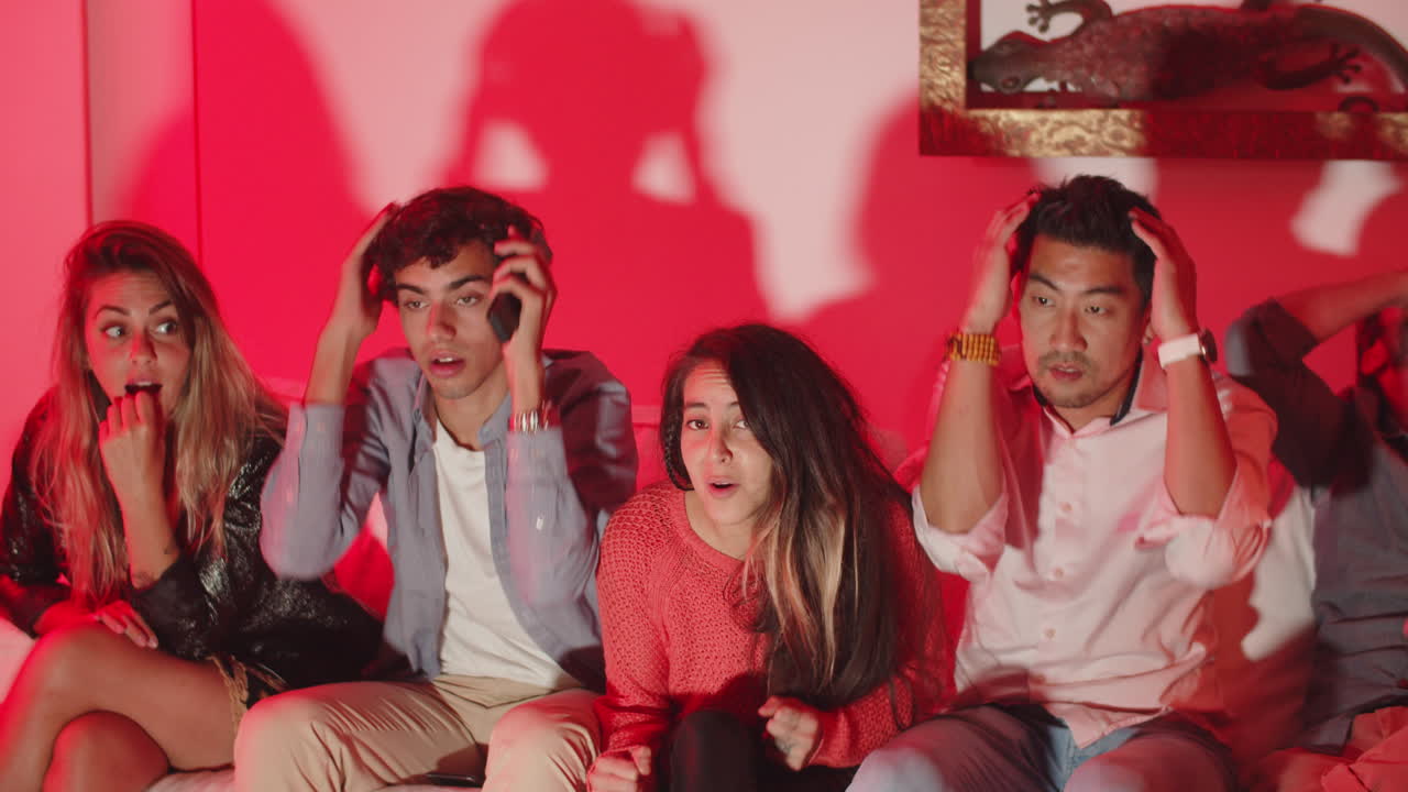 친구들이 tv를 보고, 좋아하는 팀을 잃은 것에 대해 화를 내고