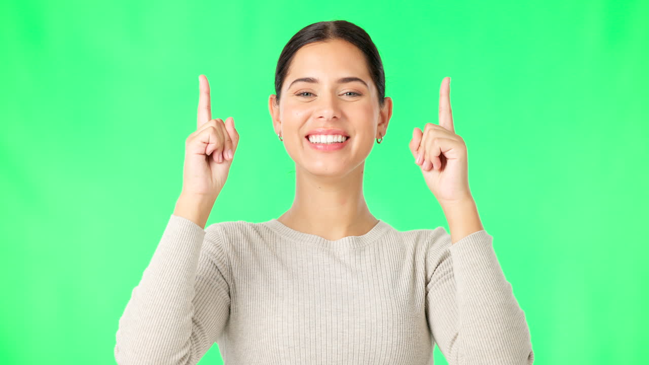 sonrisa, rostro y mujer en la pantalla verde apuntando hacia arriba