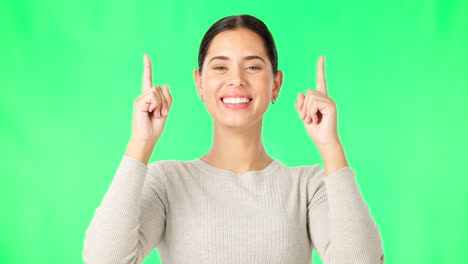 sonrisa, rostro y mujer en la pantalla verde apuntando hacia arriba