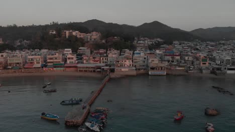 Una-Vista-Aérea-Reveladora-De-Una-Ciudad-Frente-Al-Mar-Ubicada-En-Una-Bahía-Rodeada-De-árboles-Y-Naturaleza