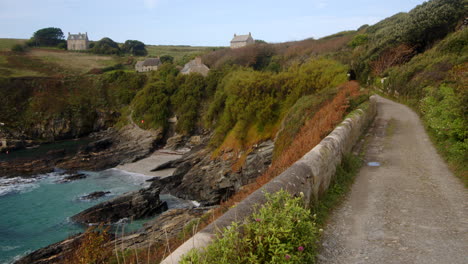 tomada amplia mirando hacia arriba la carretera costera en bessie's cove, the enys, cornwall