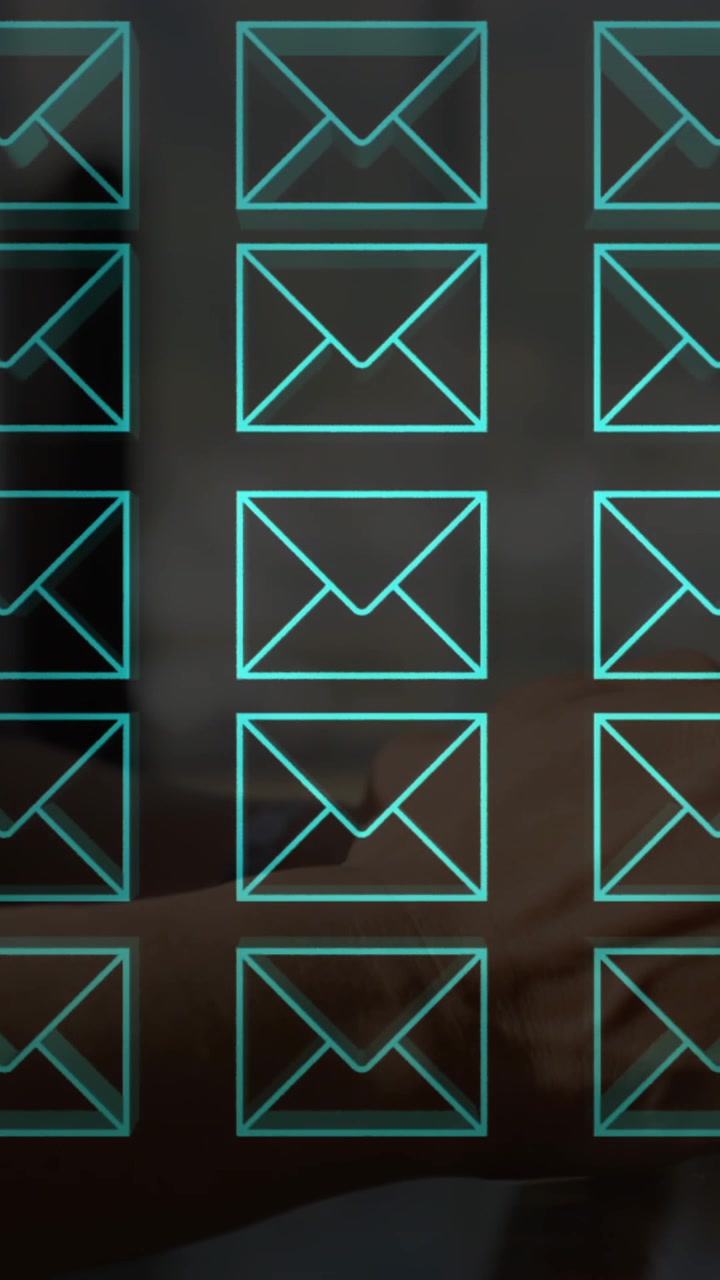 Animazione di più icone di messaggi sul busto di un uomo che usa uno smartphone in ufficio.
