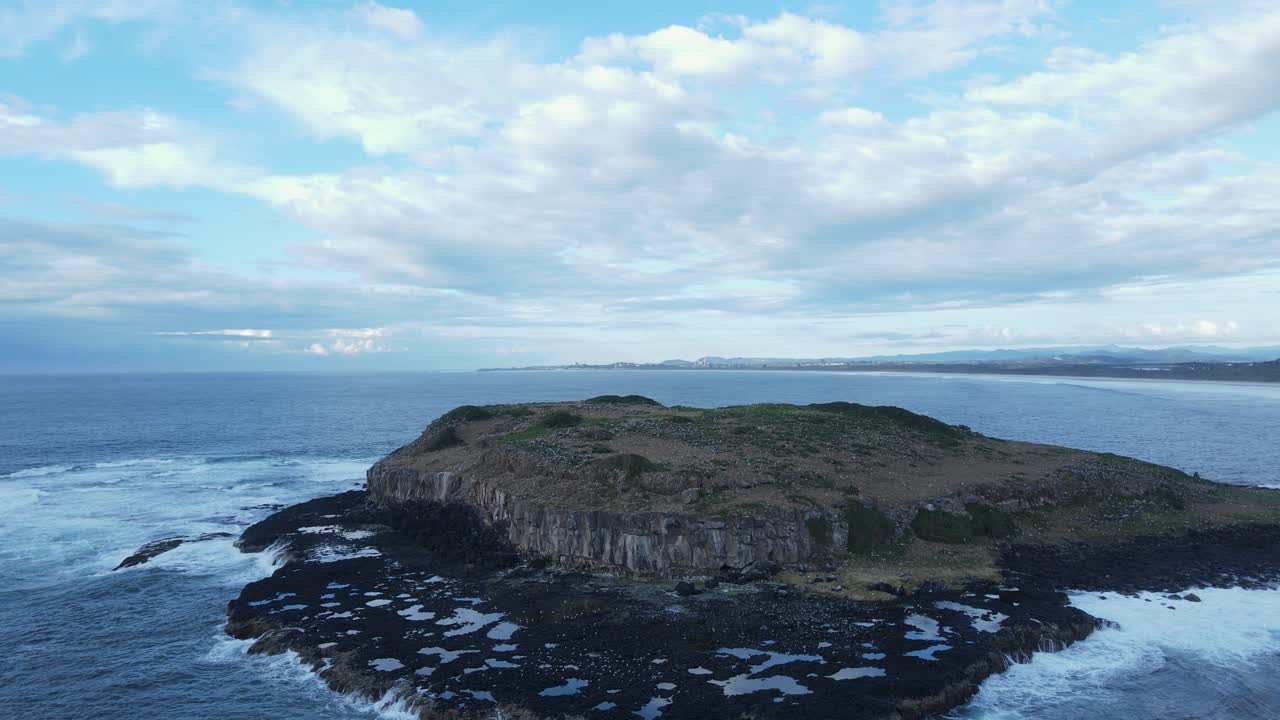 바닷새 무리가 서식하는 인기 있는 휴가 도시와 가까운 자연 보호 구역