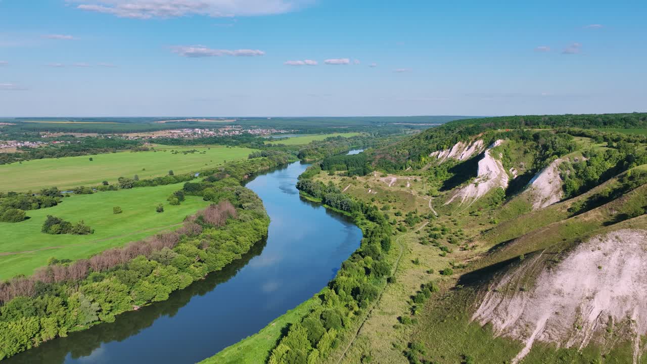 Vista aerea di un fiume serpeggiante e del paesaggio circostante