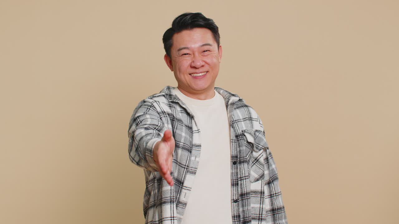 성숙한 아시아 남자가 카메라에 손을 고 손을 흔들고 인사, 초대, 환영합니다.