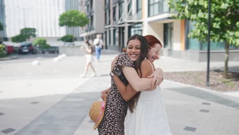 dos mujeres abrazadas en un entorno urbano