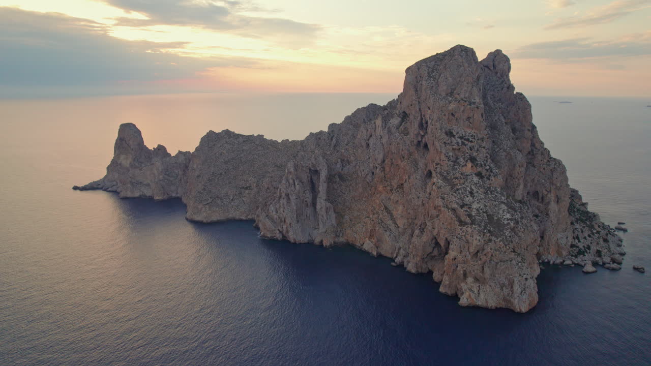 Isola di Es Vedra a Ibiza, Spagna durante il tramonto - ripresa aerea