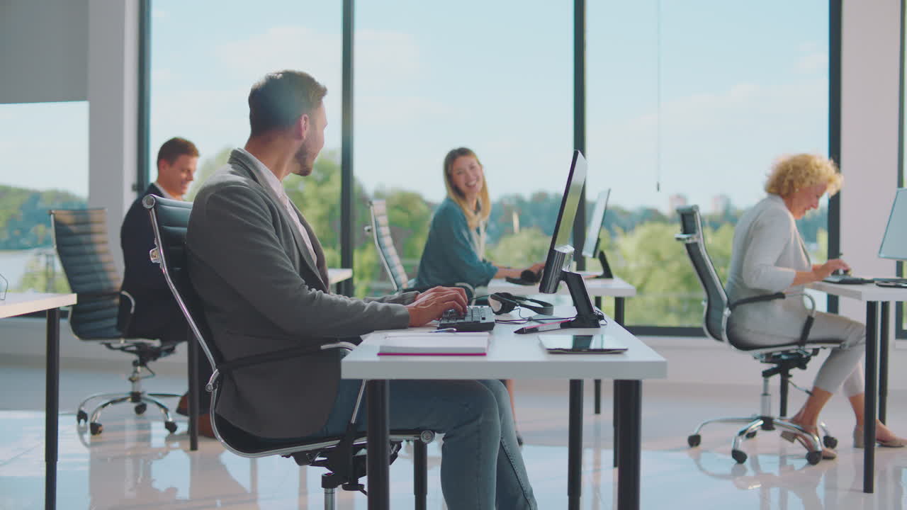 현대적인 사무실에서 일하는 사업가들